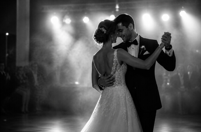 Casal dançando em clima de palco